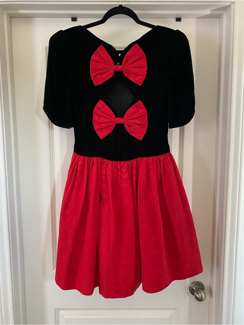 Jessica McClintock Black/Red Velvet Bow V-Neck Puff Sleeve Short Dress
